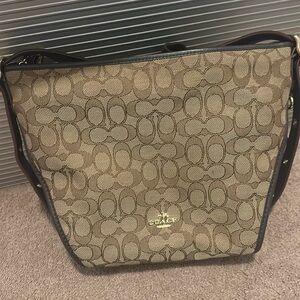 Authentic coach crossbody purse. Only carried a few times. Great shape.